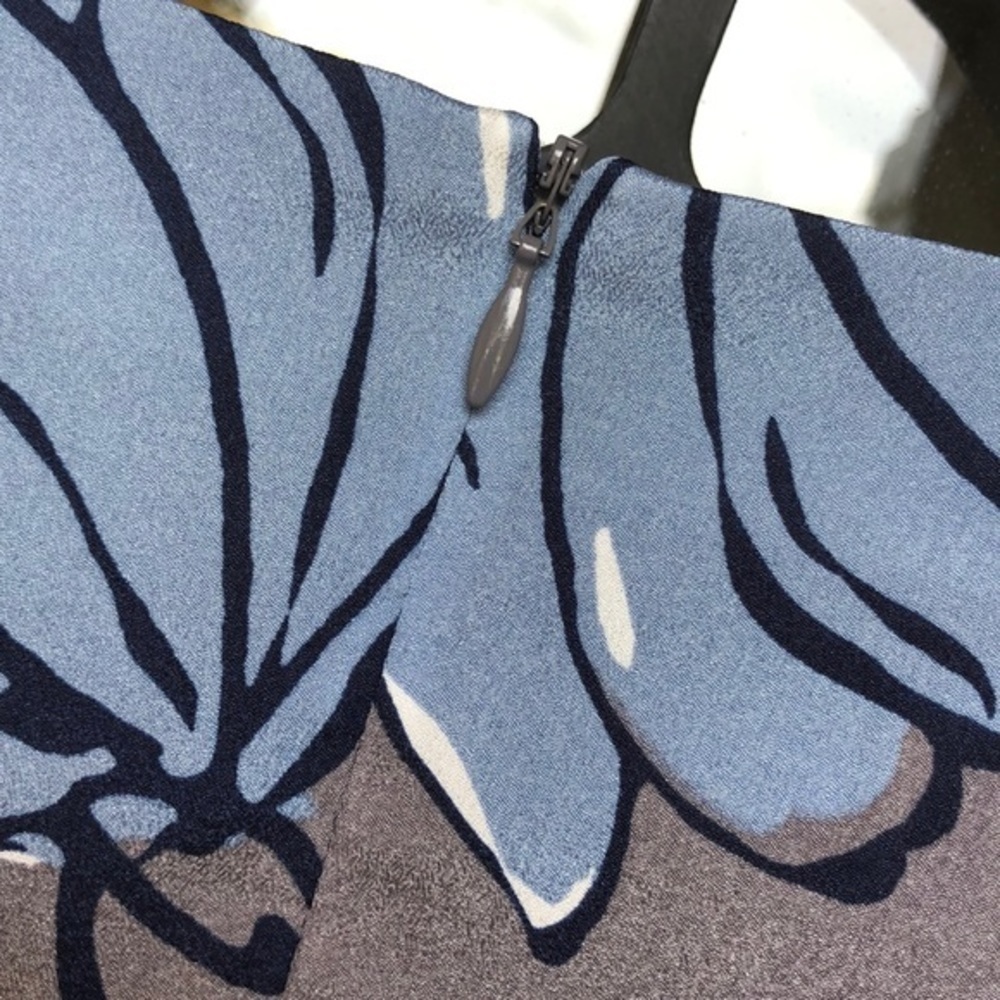 The limited NWT gray/blue bold floral dressy top - Picture 5 of 8